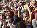 FOTO: Sorak-sorai Warga Inggris ke Konser Berbekal Vaksin