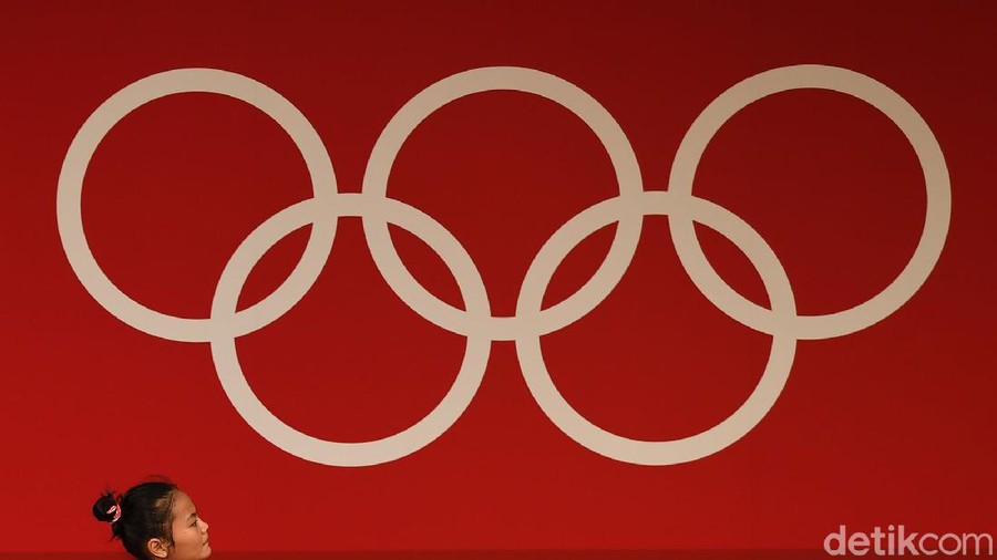 Lifter putri Indonesia Windy Cantika Aisah melakukan angkatan snatch dalam kelas 49 Kg Putri Grup A Olimpiade Tokyo 2020 di Tokyo International Forum, Tokyo, Jepang, Sabtu (24/7/2021). Windy Cantika berhasil mempersembahkan medali pertama bagi Indonesia yakni perunggu dengan total angkatan 194 Kg. ANTARA FOTO/Sigid Kurniawan/wsj.