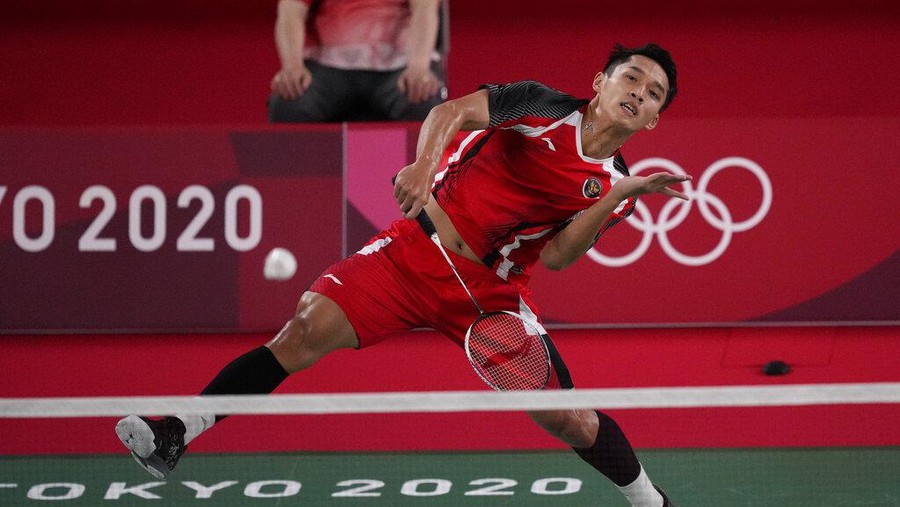 Indonesia's Jonathan Christie plays against Aram Mahmoud of the Refugee Olympic Team during their men's singles badminton match at the 2020 Summer Olympics, Saturday, July 24, 2021, in Tokyo, Japan. (AP Photo/Dita Alangkara)
