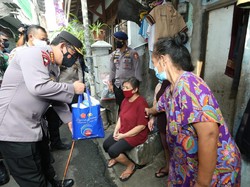 Polri Salurkan 723.773 Paket Sembako-3.863 Ton Beras ke Warga Terdampak COVID