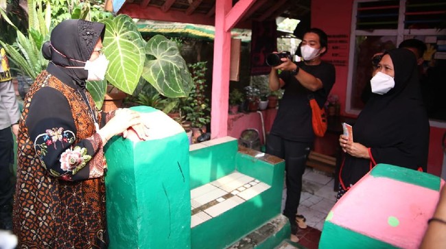 Menteri Sosial Tri Rismaharini melanjutkan pengecekan penyaluran bantuan sosial (bansos) ke Purwakarta pada Jumat (23/7).