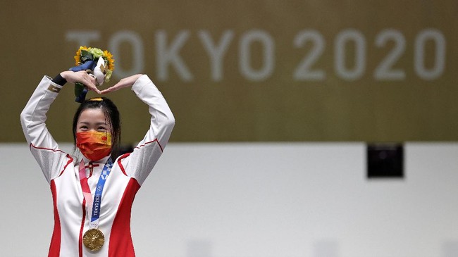 Penembak asal China, Yang Qian, menjadi peraih medali emas pertama Olimpiade Tokyo 2020 setelah menjadi juara pada nomor menembak 10 meter air rifle.