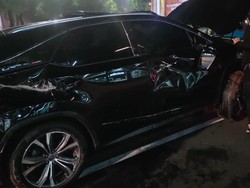 Lexus Pelat RFS Terguling di Bundaran Senayan Gegara Hindari Penyekatan