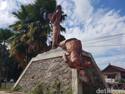 Pria Bermartil Hancurkan Patung Ikon Kecamatan di Polman, Kenapa?