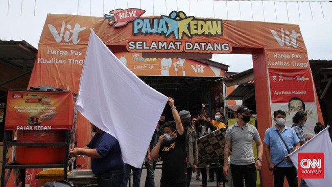 Bendera putih jadi simbol menyerah para pedagang kuliner di Medan pada PPKM di masa pandemi covid-19, bukan lantaran melawan pada pemerintah.