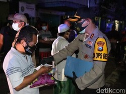 Warga 20 Titik di Nganjuk Dapat Sembako Saat Patroli PPKM Level 3-4