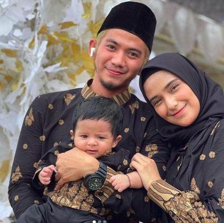 <p>Rizki DA dikarunia anak pertama yang bernama Baihaqqi Syaki Ramadhan, lahir pada Selasa (13/4/2021), di Bandung, Jawa Barat. Sudah menjadi ayah, Rizki pun masih tak menyangka. Demi menyambut anak pertamanya, Rizki yang punya jadwal syuting siaran langsung dengan kembarannya Ridho di hari itu, langsung memberitahu manajernya untuk membatalkannya.</p>
