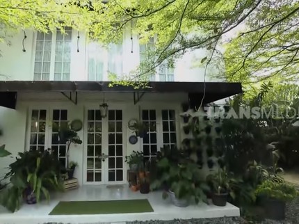 7 Potret Rumah Mewah Yuni Shara, Asri karena Banyak Tanamannya Bun