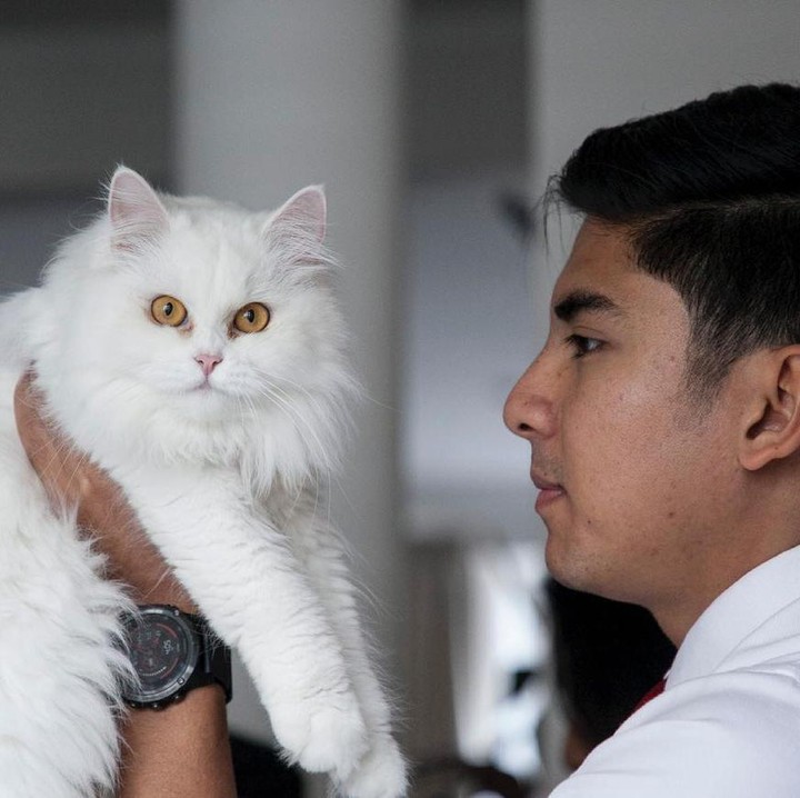 <p>Tak tanggung-tanggung, ia juga tercatat sebagai menteri termuda dalam sejarah Malaysia karena menjabat di usia 25 tahun. (Foto: Instagram @syedsaddiq)</p>