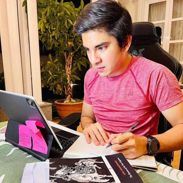 <p>Syed Saddiq juga memiliki penampilan menarik dengan wajah yang tampan. Sehingga, namanya cukup terkenal dan memiliki penggemar di berbagai kalangan. (Foto: Instagram @syedsaddiq)</p>