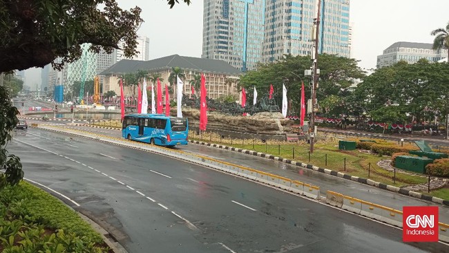 Massa aksi 'Jokowi End Game' tak kunjung tiba di sekitar Istana Negara, Jakarta, Sabtu (24/7). Meski demikian polisi dan TNI tetap berjaga.