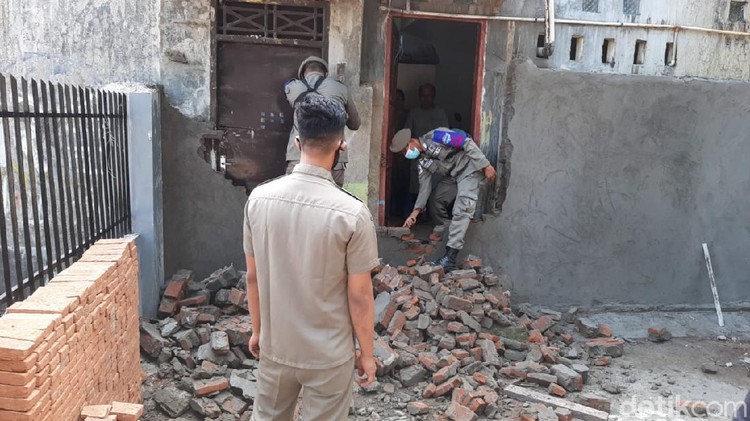 Tembok yang menutup pintu belakang rumah penghafal Al-Qur'an (tahfiz) di Makassar, Sulawesi Selatan (Sulsel) akhirnya dibongkar. (dok Istimewa) Tembok yang menutup pintu belakang rumah penghafal Al-Qur'an (tahfiz) di Makassar, Sulawesi Selatan (Sulsel) akhirnya dibongkar. (dok Istimewa)