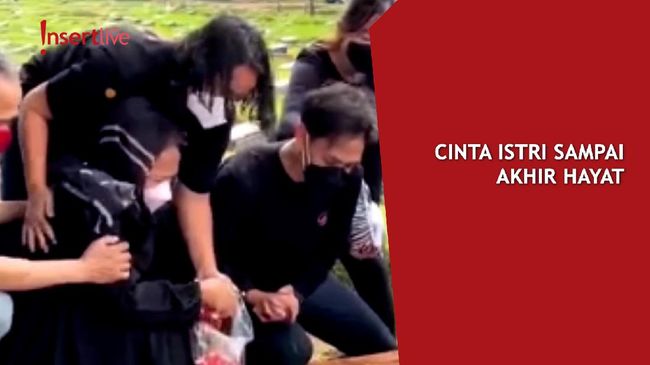 Terlihat Tegar, Vincent Rompies Ungkap Ini di Makam Sang Ayah