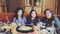 <p>Enggak hanya itu, Tri Hanurita merupakan anak ketiga dari mendiang Sudwikatmono. (Foto: Instagram @lalahamid)</p>