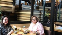 <p>Mantan istri Irwan Mussry, yakni Tri Hanurita, merupakan sosok yang tak dapat dipandang sebelah mata, Bunda. (Foto: Instagram @lalahamid)</p>