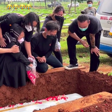 Pilu, Kata-kata Vincent Rompies untuk Ayah di Depan Liang Lahat