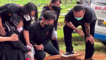 img-title Pilu, Kata-kata Vincent Rompies untuk Ayah di Depan Liang Lahat