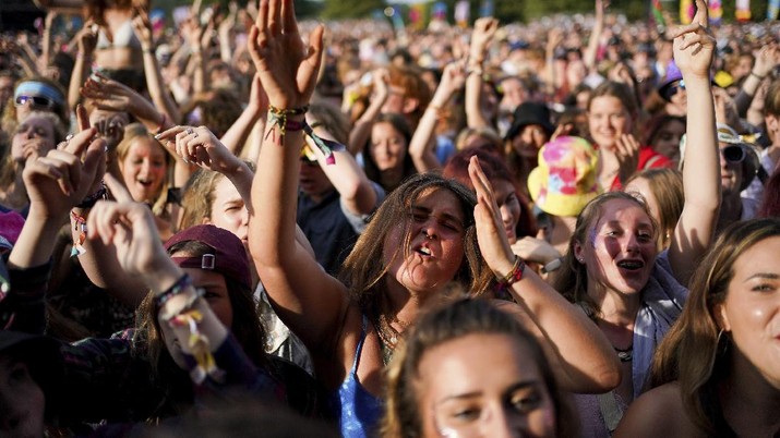 Warga berkumpul dalam festival Latitude di Henham Park, di Southwold, Inggris. (AP/Jacob King)