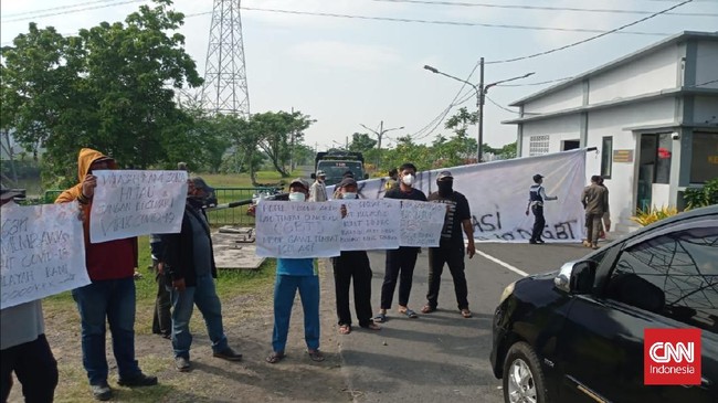 Warga Surabaya menggelar demonstrasi menolak rencana Pemkot Surabaya menjadikan sejumlah gedung SD dan GOR sebagai tempat isolasi pasien Covid-19.