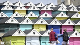 FOTO: Harga Fantastis Pondok Warna-Warni di Pantai Inggris