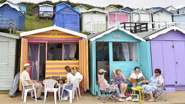 FOTO: Harga Fantastis Pondok Warna-Warni di Pantai Inggris