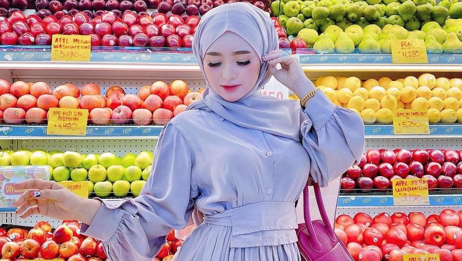 Keseruan Selebgram Herlin Kenza saat Makan Durian dan Ngopi