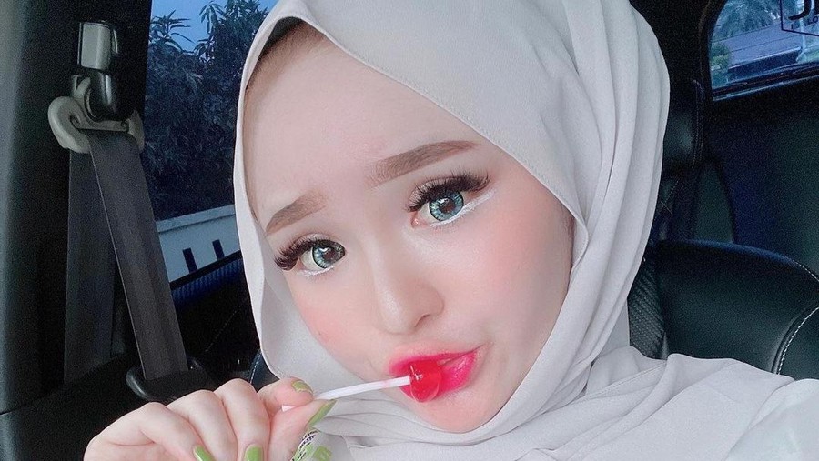 Keseruan Selebgram Herlin Kenza saat Makan Durian dan Ngopi