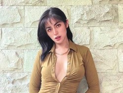 Buka 4 Kancing Atas Baju, Jessica Iskandar Diingatkan Pesan Mama