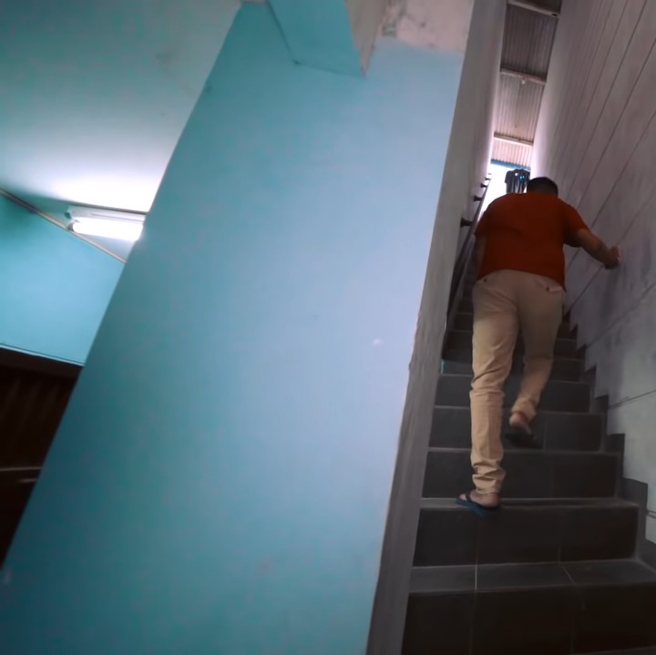 <p>Rumah tersebut menjadi sangat luas dan terhubung antara ruang yang satu dengan yang lain. Bahkan Atta Halilintar dibuat terkejut dengan banyaknya lorong, tangga, serta pintu rumah. (Foto: YouTube AH)</p>