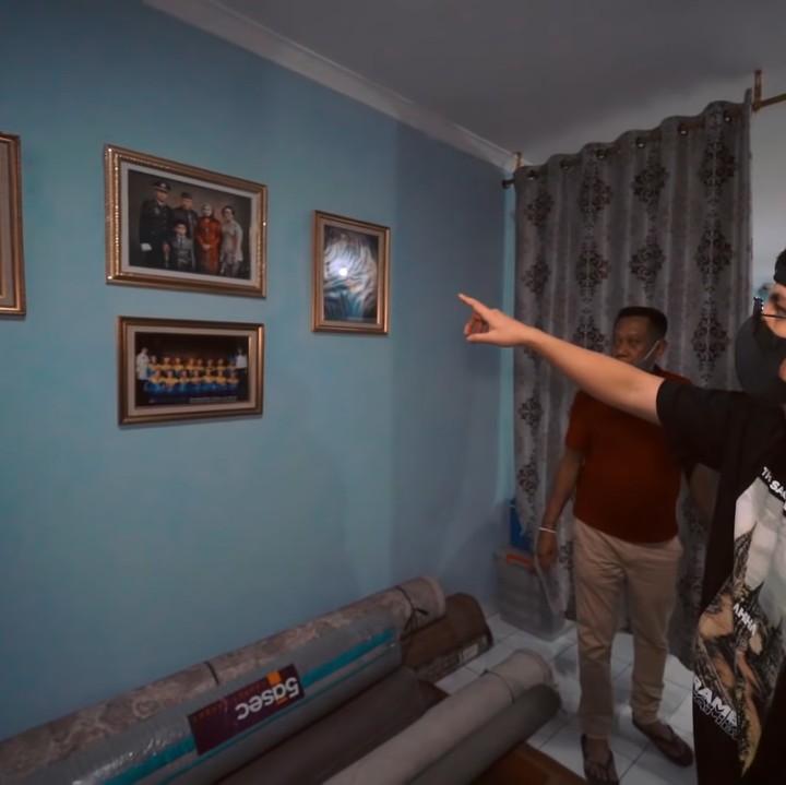 <p>Rupanya kos-kosan tersebut dibangun atas ide dari almarhumah istrinya, Susi. Sang istri lah yang mengolah penghasilan Tukul menjadi kos-kosan. (Foto: YouTube AH)</p>