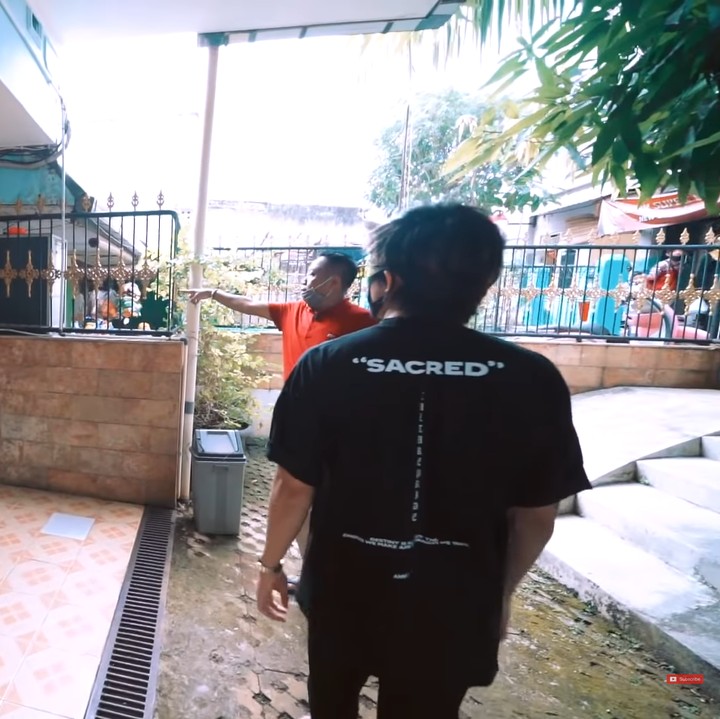 <p>Salah satu kos milik Tukul dibangun di kawasan kontrakan mereka dulu. Ia kemudian membeli rumah tersebut dan perlahan-lahan semakin membesar. (Foto: YouTube AH)</p>