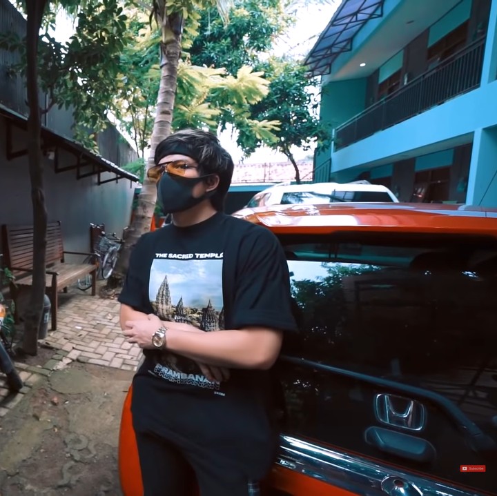 <p>Tukul Arwana dikenal sebagai pelawak sukses Tanah Air. Tak hanya bergantung pada penghasilan dari dunia hiburan, ia memiliki aset berupa kompleks kos-kosan, Bunda. (Foto: YouTube AH)</p>