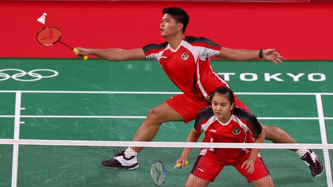 Praveen Jordan/Melati Daeva Oktavianto menjadi runner-up Hylo Open 2021 usai kalah dari Dechapol Puavaranukroh/Sapsiree Taerattanachai di final, Minggu (7/11).