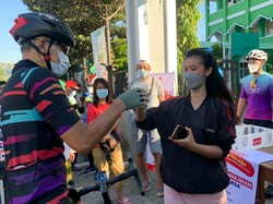 Gubernur Jateng Borong Dagangan PKL & Bagikan Makanan Saat Gowes