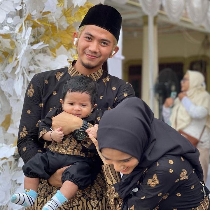 <p>Ketiganya terlihat sangat bahagia, Bunda. Rizki menggendong sang putra,  Baihaqqi Syaki Ramadhan dengan penuh sayang. (Foto: Instagram: @da2_rizki123)</p>