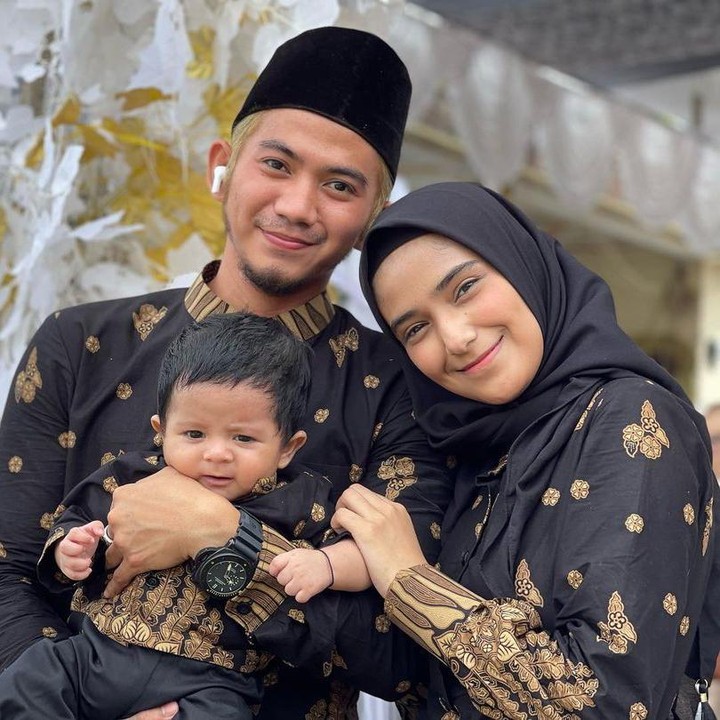 <p>Pernikahan mereka yang sebelumnya berada di ujung tanduk kini kembali bersemi. Rizki mengunggah potret perdana mereka setelah sekian lama. Kabar keretakan rumah tangga mereka seperti terlupakan. (Foto: Instagram: @da2_rizki123)</p>