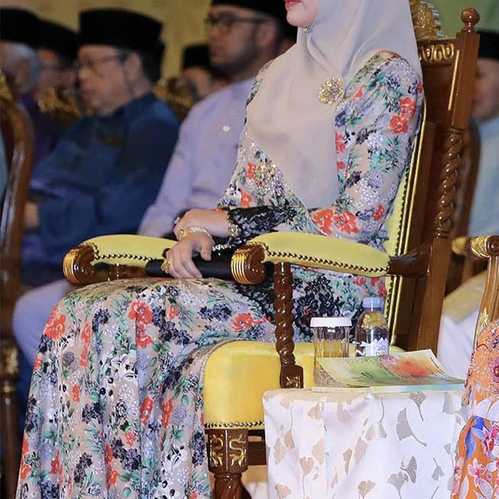 <p>Sarah Salleh menjadi sorotan karena menikah di usia muda, yakni 17 tahun dan berstatus mahasiswa. Namun kini ia menjelma jadi wanita anggun Brunei Royals. (Foto: Instagram: @bruneiroyals)</p>