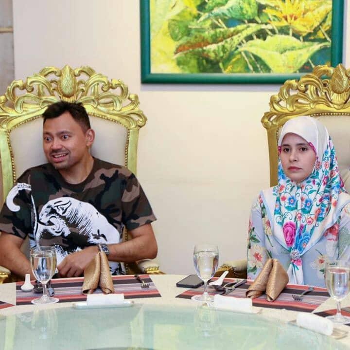 <p>Putra Mahkota Brunei Darussalam, Al-Muhtadee Billah Bolkiah memiliki istri cantik bernama Sarah Salleh. Potret wanita berhijab ini tengah menjadi sorotan. (Foto: Instagram: @bruneiroyalfamily)</p>