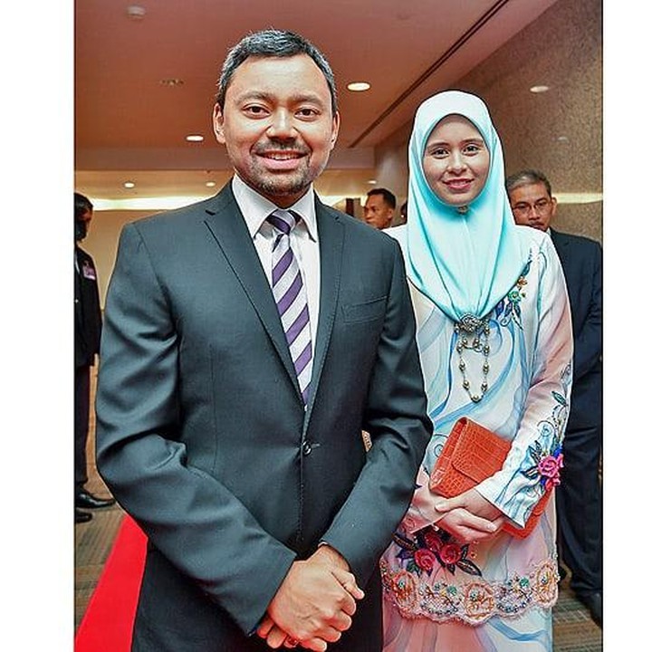 <p>Calon Ratu Brunei Darussalam ini sangat setia menemani suaminya ketika bertugas. Ia selalu mendampingi Al-Muhtadee Billah di berbagai acara penting untuk menjalankan tugas negara. (Foto: Instagram: @bruneiroyals)</p>