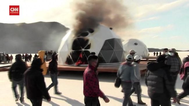 VIDEO: Warga Bakar Resor Mewah di Salar de Uyuni