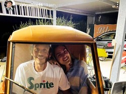 Saat Rossi Jadi Sopir Bajaj Dadakan Bareng Pacar Seksinya