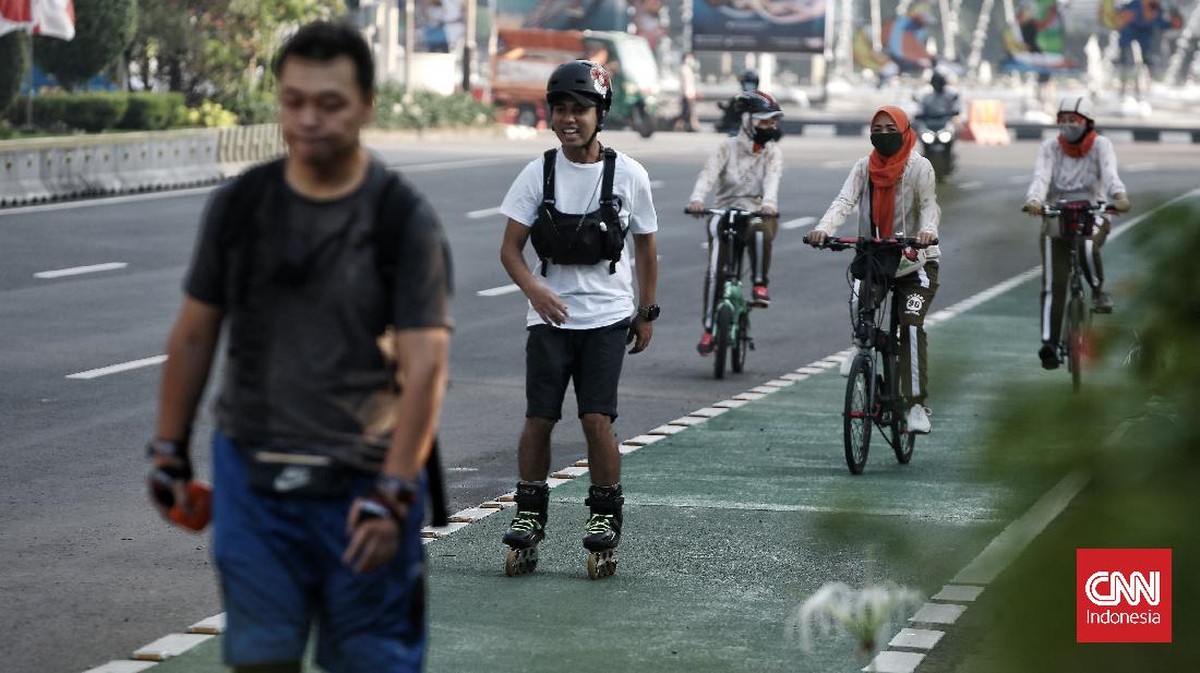 FOTO: PPKM Level 4, Warga Nekat Olahraga di Sudirman-Thamrin