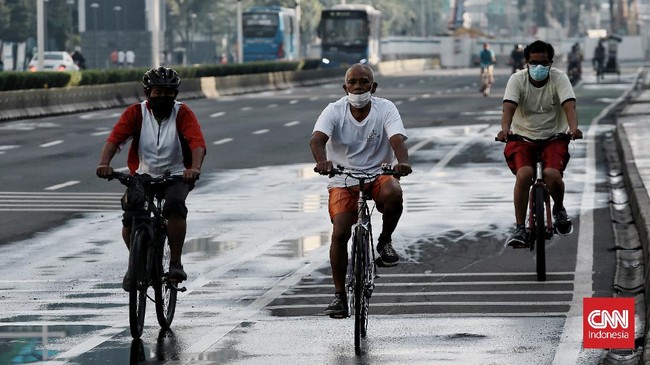 Meski aktivitas dan kegiatan sosial ekonomi mulai dibuka, vaksinasi Covid-19 dan protokol kesehatan ketat tetap harus dijalankan seluruh anggota masyarakat.