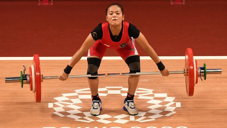 Lifter putri Indonesia Windy Cantika Aisah melakukan angkatan snatch dalam kelas 49 Kg Putri Grup A Olimpiade Tokyo 2020 di Tokyo International Forum, Tokyo, Jepang, Sabtu (24/7/2021). Windy Cantika berhasil mempersembahkan medali pertama bagi Indonesia yakni perunggu dengan total angkatan 194 Kg. ANTARA FOTO/Sigid Kurniawan/wsj.