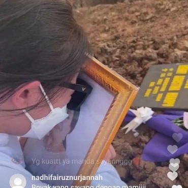 Pilu, Amanda Manopo Nangis Peluk Foto Ibunda Saat Prosesi Pemakaman