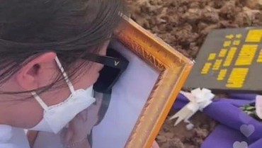 Pilu, Amanda Manopo Nangis Peluk Foto Ibunda Saat Prosesi Pemakaman