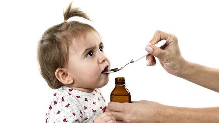 Anak minum obat