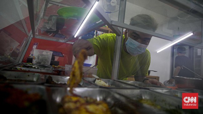 Ketua MUI Cholil Nafis menilai warung tak perlu tutup saat bulan Ramadan selama memamerkan makanannya.