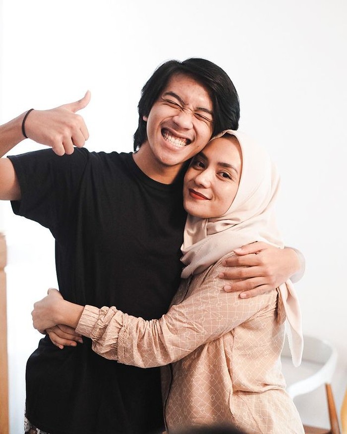 Bumi putra dari Enno Lerian terlihat memeluk bundanya, yang terlihat seperti kakaknya. Bahkan jika orang tidak tahu mereka ibu dan anak, bisa-bisa digosipin deh! Hehehe.. /foto:instagram/ennolerian_