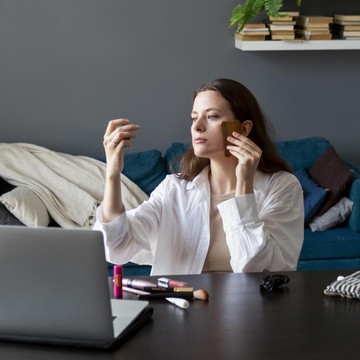 img-title Kuliah Online Makin Glowing dengan Makeup Natural Sehari-hari, Begini Caranya!